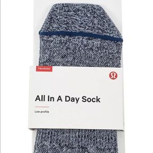 LULULEMON | Magnetic Blue Breezy Socks